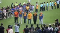 Menpora sekaligus Ketua PSSI, Erick Thohir saat memberikan bola kepada kapten Timnas U-17 I Putu Panji Apriawan sebagai tanda dimulainya 
International Youth Football Tournament Bali 7s 2026 di Bali United Training Center pada Jumat (3/4/2026). (Bola.com/Alit Binawan)
