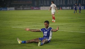 Striker Persib Bandung asal Brasil, Ramon Tanque menjadi penentu langkah Maung Bandung ke babak 16 besar AFC Champions League Two 2025 usai menjebol gawang Bangkok United pada menit 45+1 di Stadion GBLA, Kota Bandung, Rabu (10/12/2025) malam. (Bola.com/Erwin Snaz)