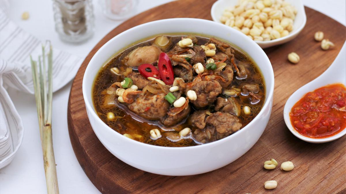 Rawon daging sapi dengan kuah hitam pekat yang kaya rempah, sajian khas Jawa Timur yang menggugah selera