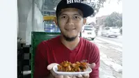 Airlangga Sucipto makin serius menekuni bisnis kuliner. Terakhir, ia membuka Kedai Mungil di Bandung yang menyajikan menu rumahan yang unik. (Bola.com/Erwin Snaz)