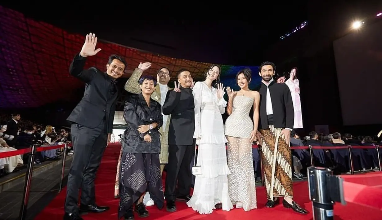 Di red carpet, Laura Basuki memilih gaun putih yang manis dari Chanel. Gaun ini memiliki aksen flowy tumpuk, lengan panjang, dan kerah yang cantik. [Foto: Instagram/laurabas]