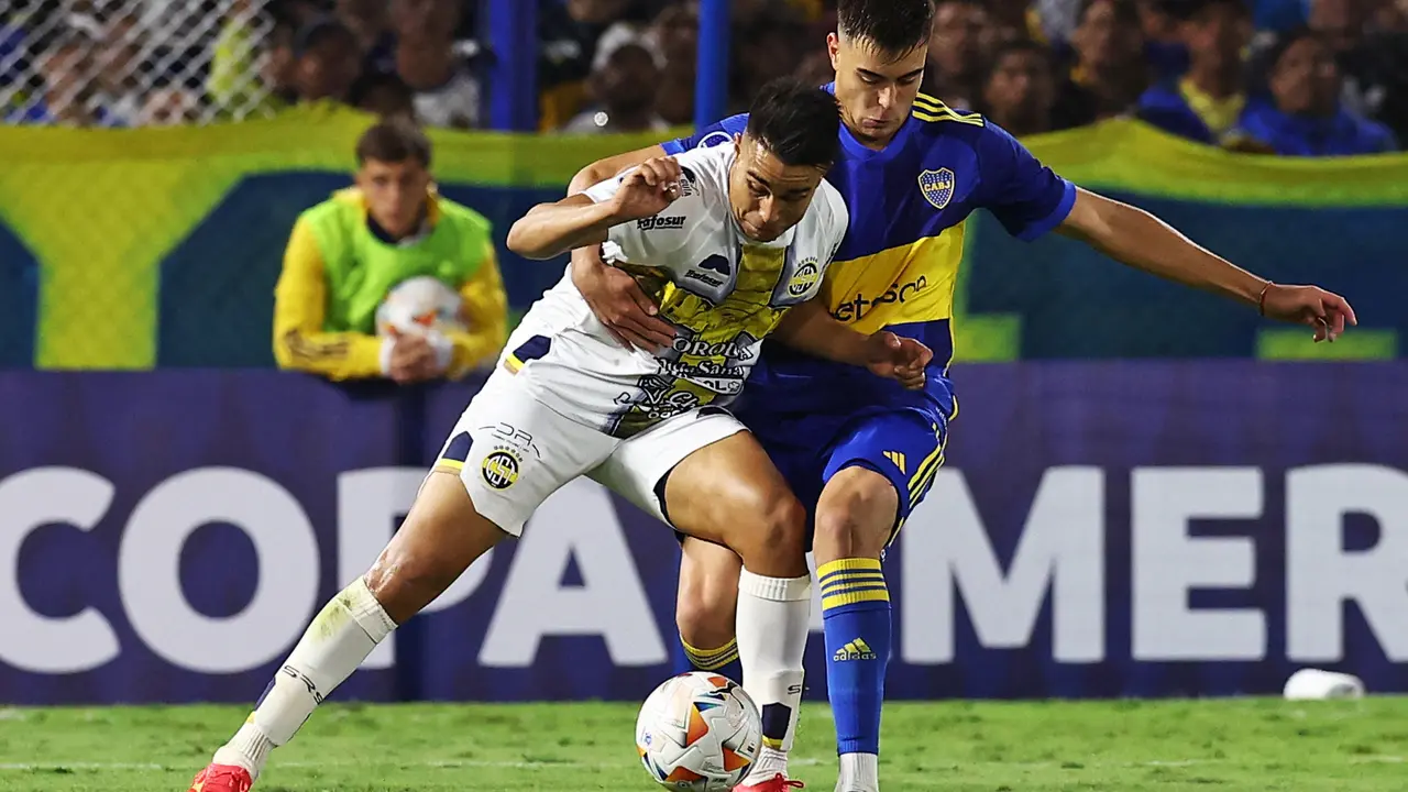 Bek Argentina Anselmino (kanan) diincar Manchester United