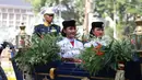 Dengan menaiki Kereta Kencana Garuda Praba Yeksa yang berarti “cahaya yang besar atau cahaya yang terang”, duplikat bendera Merah Putih dan naskah asli teks proklamasi dibawa menuju Istana Merdeka. (KapanLagi.com/Budy Santoso)
