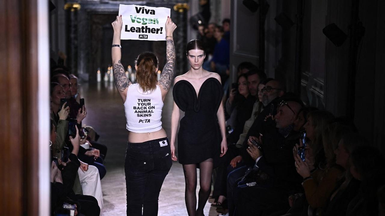 Masih Pakai Kulit Hewan, Show Victoria Beckham di Paris Fashion Week Diserobot Aktivis