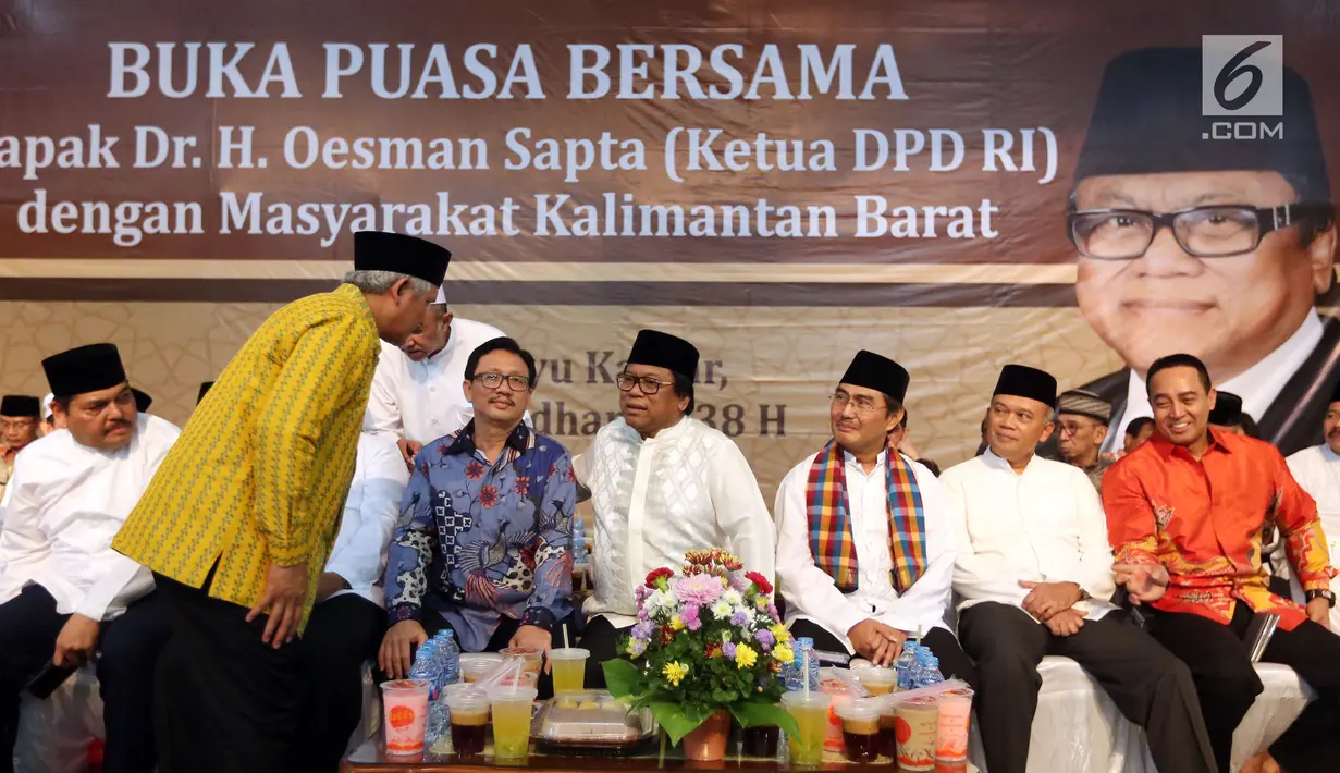 Ketua DPD Oesman Sapta Odang duduk bersama sejumlah pimpinan daerah dan tokoh lintas agama pada acara buka puasa bersama anak yatim piatu dan masyarakat Kalimantan Barat di Rumah Melayu Pontianak, Kalimantan, Sabtu (17/6). (Liputan6.com/Johan Tallo)