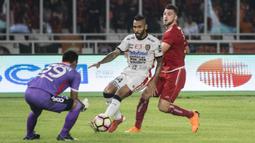 Striker Persija Jakarta, Marko Simic, berebut bola dengan bek Bali United, Demerson Bruno, pada final Piala Presiden di SUGBK, Jakarta, Sabtu (17/2/2018). Persija menang 3-0 atas Bali United. (Bola.com/Vitalis Yogi Trisna)