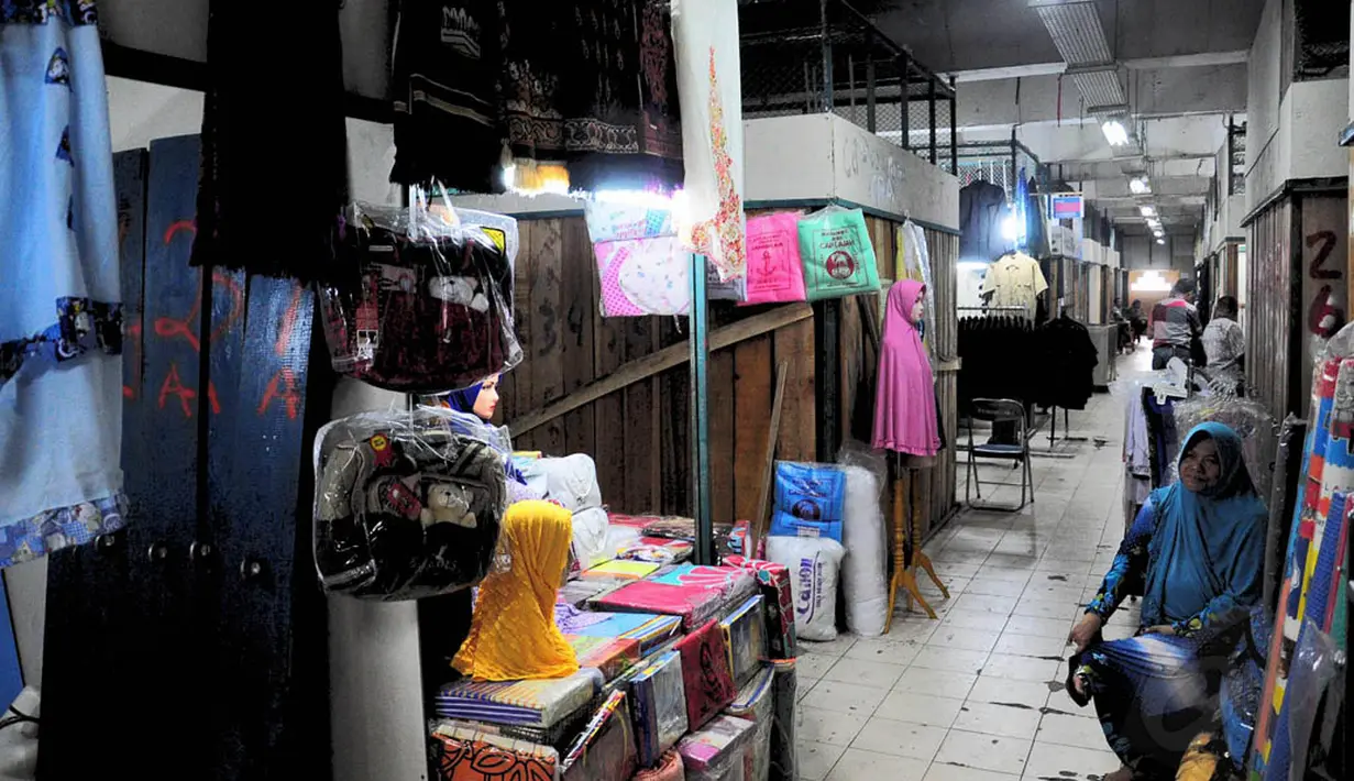 Seorang pedagang menunggu pembeli di kios sementara Blok V Pasar Senen, Jakarta, Selasa (24/6/14). (Liputan6.com/Faizal Fanani)