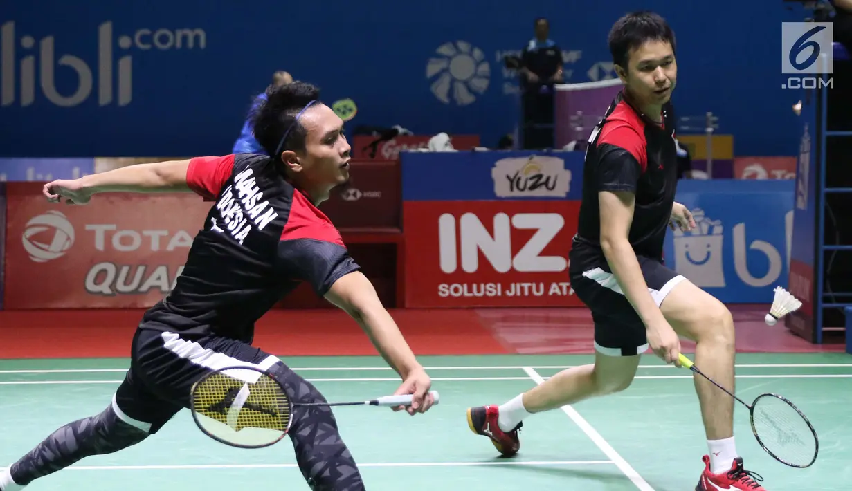 Pebulu tangkis putra campuran Indonesia, M Ahsan/Hendra Setiawan saat melawan Markus Ellis/Chris Langridge (Inggris) di Babak 32 besar Indonesia Open 2019 di Istora Senayan, Jakarta, Rabu (17/7/2019). M Ahsan/Hendra Setiawan unggul 28-26, 21-17. (Liputan6.com/Helmi Fitrhiansyah)