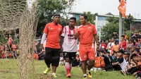 Pemain Persija Jakarta, Ramdani Lestaluhu,  mengalami cedera pada laga ujicoba melawan Barito Putera di Stadion Bea Cukai, Jakarta, Selasa (5/4/2016). Kedua tim bermain imbang 2-2. (Bola.com/Vitalis Yogi Trisna)
