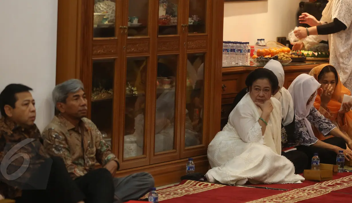 Ketua DPR RI Setya Novanto (kiri) menghadiri acara  peringatan dua tahun (haul) Taufik Kiemas, Jakarta, Senin (8/6/2015). Megawati terlihat mengenakan gaun serba putih. (Liputan6.com/Herman Zakharia)