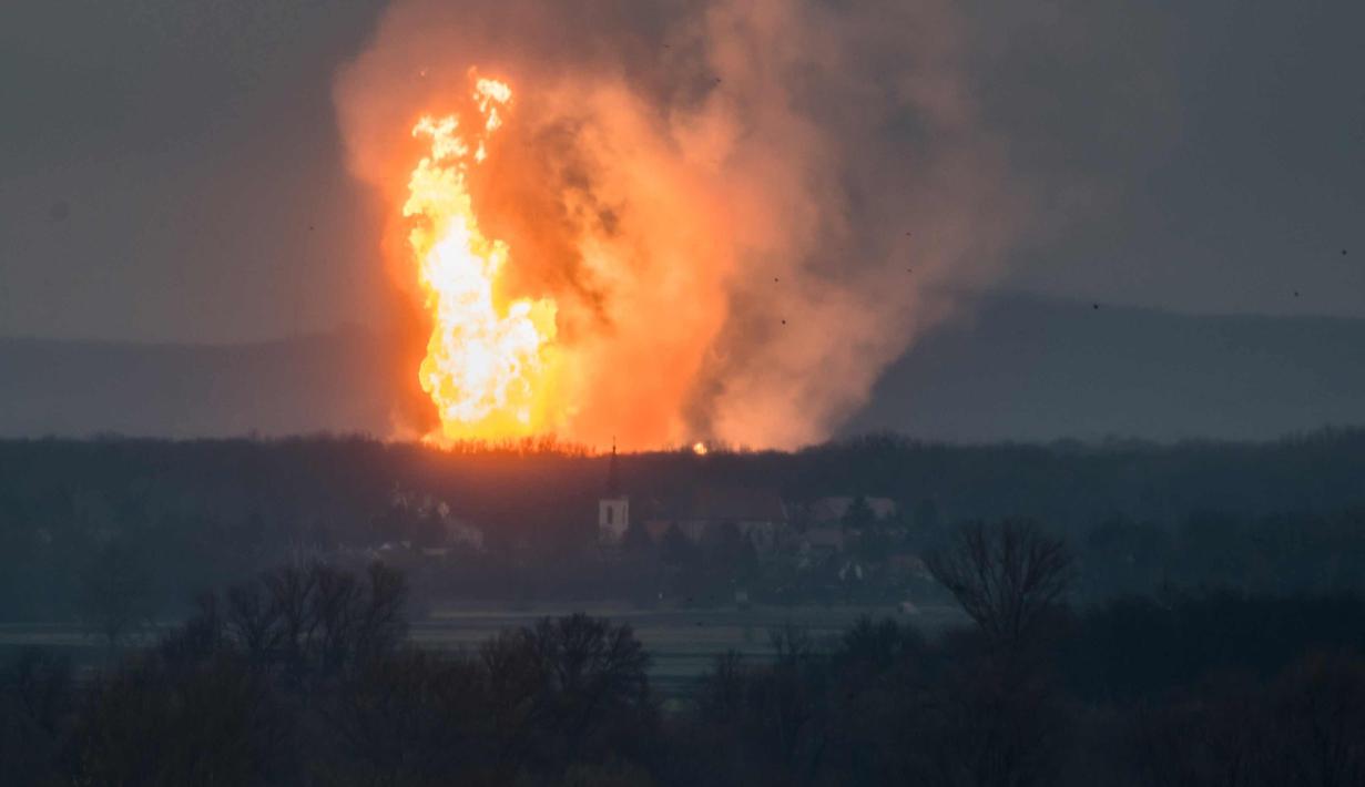 Kobaran api terlihat saat terjadi ledakan di pusat pipa gas di Baumgarten, Austria, (12/12). Ledakan tersebut dilaporkan menewaskan satu orang dan melukai puluhan lainnya. (AFP Photo/Tomas Hulik)