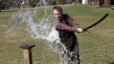  John Lundemo, memperlihatkan ketajaman pedang buatannya saat menebas jerigen air di New Hampton, New York, (2/3). Lundemo mengatakan ia menghidupi kebutuhan sehari-harinya cukup dengan membuat pedang. (AP Photo/Seth Wenig)