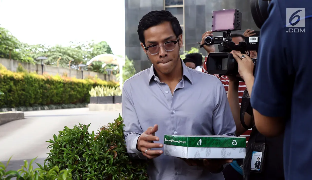 Putra Setya Novanto, Rheza Herwindo meninggalkan gedung KPK usai menjalani pemeriksaan sebagai saksi, Jakarta, Kamis (2/5/2019). Pemeriksaan terkait kesepakatan kontrak kerja sama pembangunan PLTU Riau 1. (Liputan6.com/Helmi Fithriansyah)