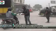 Petugas BPBD Karo membagikan sekitar 10 ribu masker di Simpang Empat, Kabupaten Karo.