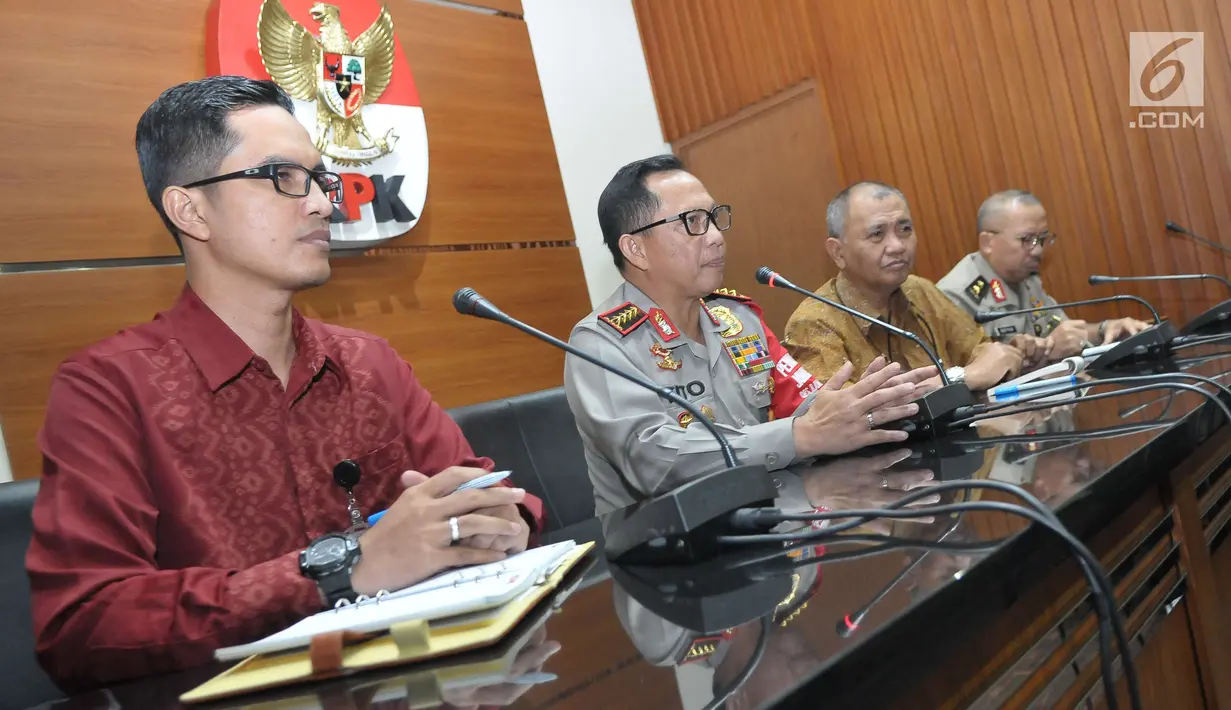 Kapolri Jenderal Tito Karnavian didampingi KPK, Agus Rahardjo saat konfrensi pers terkait kasus teror terhadap Novel Baswedan, Jakarta, Senin (19/6). Kapolri datang bersama jajaran Mabes Polri dan Polda Metro Jaya. (Liputan6.com/Helmi Afandi)