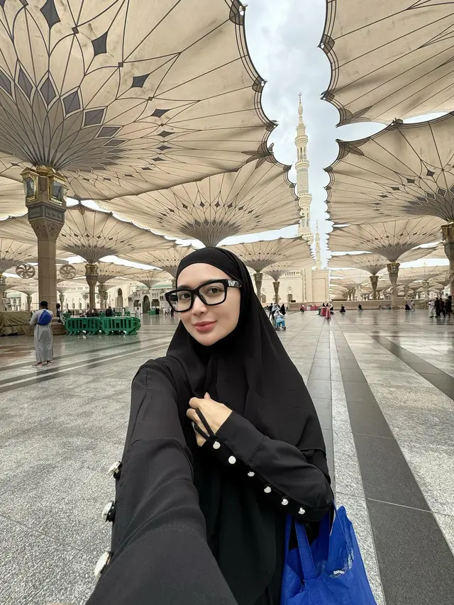 7 Potret Wika Salim Berkuda saat Jalani Umrah Ini Tampil Menawan
