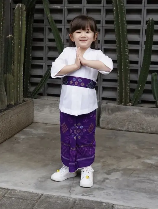 <p>Anak Franda pun tampil menggemaskan dengan kebaya putih dipadukan kain lilit warna ungu yang serasi dengan obinya. Ia pun memadukannya dengan sneakers putih.( @frandaaa87)</p>