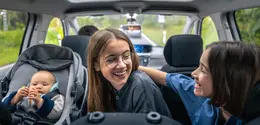 Road trip bersama balita bisa menjadi pengalaman menyenangkan bagi keluarga jika direncanakan dengan baik. (Foto/Dok: Magnific)