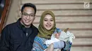 Artis Poppy Bunga berpose bersama suaminya Muhammad Arkandra Malik Riphat dan anak keduanya usai memberi keterangan pers di RS Meilia, Depok, Jawa Barat, Jumat  (20/7). Poppy melahirkan anak laki-laki pada 17 Juli 2018. (Liputan6.com/Faizal Fanani)