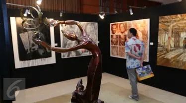 Pengunjung melihat karya seni lukis dan patung pada pameran amal Mandiri Art Charity di Jakarta, Sabtu (23/7). Pameran amal ini akan didedikasikan untuk pengembangan pendidikan anak bangsa dan seni di tanah air. (Liputan6.com/Angga Yuniar)