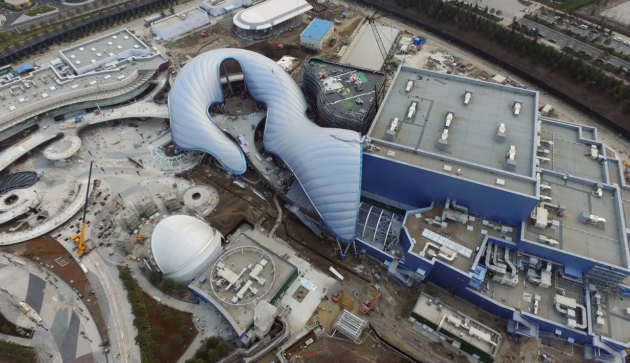 Pandangan udara Shanghai Disney Resort dan taman hiburan di Pudong, Shanghai (28/3). Pihak Shanghai Disney Resort mengatakan taman tersebut akan menampilkan campuran Disney dan budaya China. (AFP/STR/Cina OUT)