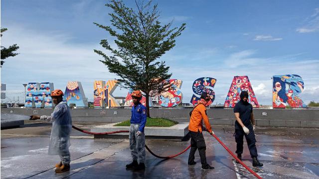 Antisipasi Penyebaran Covid-19, Anjungan Pantai Losari Makassar Disterilkan dengan Detergen