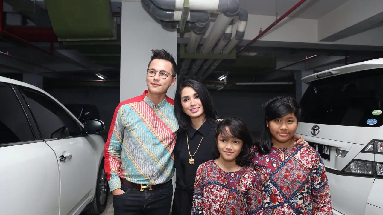 Andhika Pratama dan Ussy Sulistiawaty serta anak