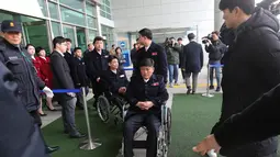 Atlet Korea Utara tiba untuk berpartisipasi dalam Paralimpiade Pyeongchang 2018 di Kantor Transit Korea, dekat Zona Demiliterisasi, Paju, Korea Selatan, Rabu (7/3). Jumlah atlet dan delegasi Korea Utara mencapai 24 orang. (Ahn Young-joon/POOL/AFP)