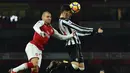 Duel pemain Newcastle United, Mikel Merino (kanan) dan pemain Arsenal, Jack Wilshere pada lanjutan Premier League di Emirates Stadium, London, (16/12/2017). Arsenal menang 1-0. (AFP/Glyn Kirk)