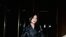Tas D-Joy dari Dior hitam seharga Rp98 jutaan nampak menyatu dengan pesona elegan Fuji Utami [@fuji_an]