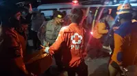Relawan saat angkat jenazah korban kapal tenggelam Waduk Kedungombo, Boyolali. Enam jenazah ditemukan puluhan relawan menaumpang belasan perahu karet yang melakukan pencarian dengan melempar jangkar. (Foto: Liputan6.com/Felek Wahyu)