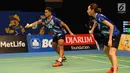 Ganda Campuran Indonesia, Edi Subaktiar/Gloria E Widjaja mengembalikan bola ke arah Yuta Watanabe/Arisa Higashino (Jepang) di Indonesia Open 2017 di Jakarta, Selasa (13/6). Edi/Gloria kalah 18-21, 21-13, 17-21. (Liputan6.com/Helmi Fithriansyah)