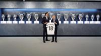 Alvaro Carreras akhirnya resmi diperkenalkan sebagai pemain anyar Real Madrid, Selasa (15/7/2025) malam WIB. (dok. Real Madrid)