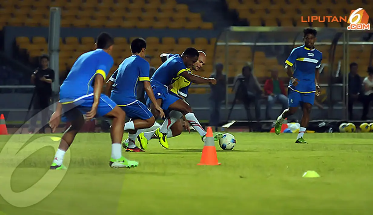 Sergio van Dijk (kedua dari kiri) berusaha menahan laju serangan Vivtor Igbonefo dalam sesi latihan perdana Indonesia Dream Team di Stadion GBK pada Kamis 11 Juli 2013. (Liputan6.com/Helmi Fithriansyah)