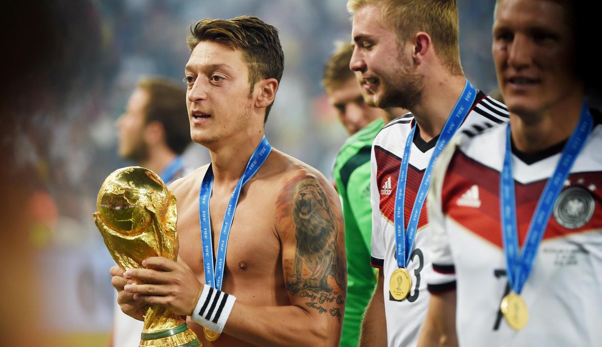 Pemain kelahiran 15 Oktober 1988 itu telah mempersembahkan trofi juara Piala Dunia 2014 untuk Jerman. (AFP/Patrik Stollarz)