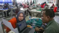 Kegiatan ini bagian upaya jemput bola yang dilakukan Suku Dinas Dukcapil Jakarta Selatan mendekatkan pelayanan kepada masyarakat. Tampak dalam foto, salah satu orang tua murid mengecek dokumen saat pelaksanaan program Layanan Anak Sekolah Suku Dinas Kependudukan dan Pencatatan Sipil (Dukcapil) Jakarta Selatan (Laksana Sultan) di Sekolah Dasar Negeri (SDN) Kebagusan 01, Pasar Minggu, Jakarta, Senin (4/5/2026). (merdeka.com/Arie Basuki)