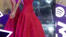 Penampilan penuh pesona Luna Maya dibalut sebuah dress merah yang tak kalah glamor. Mermaid dress ini memiliki detail tanpa lengan dan membalut tubuh Luna Maya dengan amat baik. [Foto: Instagram/lunamaya]