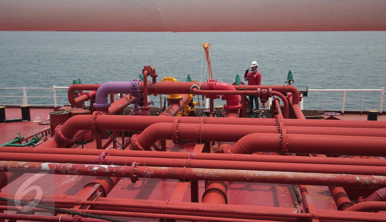 Pekerja melakukan pengecekan kapal M.T Jhon Caine yang digunakan untuk menyuplai BBM di Terminal BBM Panjang, Bandar Lampung, Selasa (6/10/2015). Terminal BBM Panjang akan menjadi Integrated End to End Pertama di Indonesia. (Liputan6.com/Angga Yuniar)