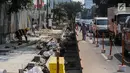 Kendaraan melintas di samping proyek revitaslisasi trotoar di kawasan Cikini, Jakarta, Senin (1/7/2019). Revitalisasi trotoar di kawasan Cikini hingga Kramat ditargetkan rampung pada Desember 2019. (Liputan6.com/Faizal Fanani)