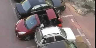 Jangan sekali kali kamu mencuri parkir orang yah, kalau tidak mau kejadian seperti ini kamu alami.