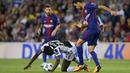 Gelandang Juventus, Blaise Matuidi, dijatuhkan gelandang Barcelona, Sergio Busquets, pada laga Liga Champions di Stadion Camp Nou, Katalonia, Selasa (12/9/2012). Barcelona menang 3-0 atas Juventus. (AFP/Josep Lago)