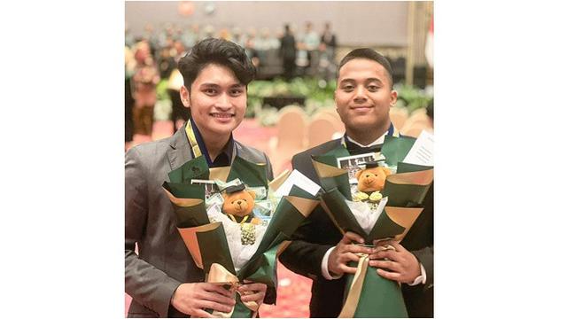 6 Potret Komeng Dampingi Anak dan Putra Sulung Arie Untung Wisuda Kelulusan SMA