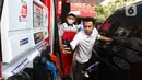 Raffi Ahmad saat mengisi BBM jenis Pertamax Green di SPBU, MT Haryono, Jakarta, Senin (24/7/2023). (Liputan6.com/Angga Yuniar)