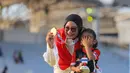 Diananda pun menjadi yang terbaik di nomor recurve individu putri dan berhasil meraih medali emas nomor individual recurve putri SEA Games 2025. Tampak dalam foto, atlet panahan Indonesia, Diananda Choirunisa (kiri) berpose usai memastikan meraih medali emas di nomor individual recurve putri SEA Games 2025 di Football Field 1, Sports Authority of Thailand, Bangkok, Rabu (17/12/2025). (Bola.com/Bagaskara Lazuardi)