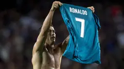 1. Cristiano Ronaldo (Real Madrid) - Meski sudah berusia 32 tahun dirinya tetap menjadi calon terkuat top scorer Liga Champions 2017/2018. Musim lalu predikat tersebut berhasil diraihnya dengan menorehkan 12 gol. (AFP/Stringer)