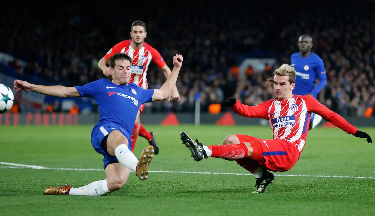 Pemain Atletico Madrid, Antoine Griezmann mengarahkan tendangan ke gawang Chelsea pada matchday terakhir Grup C Liga Champions di Stamford Bridge, Rabu (6/12). Atletico Madrid gagal melangkah ke babak 16 besar usai bermain imbang 1-1. (AP/Frank Augstein)