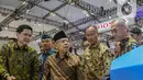 Saat meninjau, Wakil Presiden Ma'ruf Amin didampingi Menteri Perindustrian Agus Gumiwang Kartasasmita dan Ketua Umum Gabungan Industri Kendaraan Bermotor Indonesia (Gaikindo) Yohannes Nangoi. (Liputan6.com/Angga Yuniar)