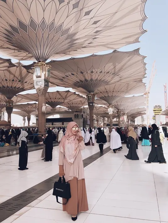 Kabarnya Citra Kirana dan Rezky Aditya akan segera naik pelaminan dalam waktu dekat ini. Namun hingga kini, baik Citra Kirana dan juga Rezky Aditya belum mau buka suara terkait hubungan mereka. (Liputan6.com/IG/ @citraciki)