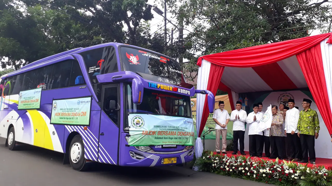 Wakil Presiden Jusuf Kalla (JK), melepas peserta mudik bersama yang difasilitasi Dewan Masjid Indonesia (DMI).