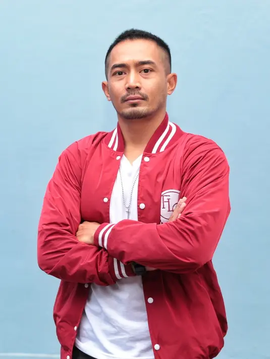 Melalui perkenalan dari sahabatnya itu, Yama siap mempersunting, perempuan yang biasa disapa Fita. Setelah berkenalan, sekitar dua bulan Yama yakin perempuan yang berprofesi sebagai pramugari itu terbaik menjadi pendampingnya. (Adrian Putra/Bintang.com)